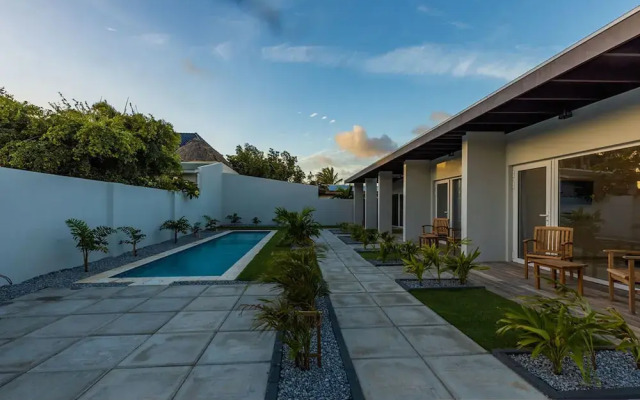 NEW - Cozy Modern One Bedroom Close to Beach