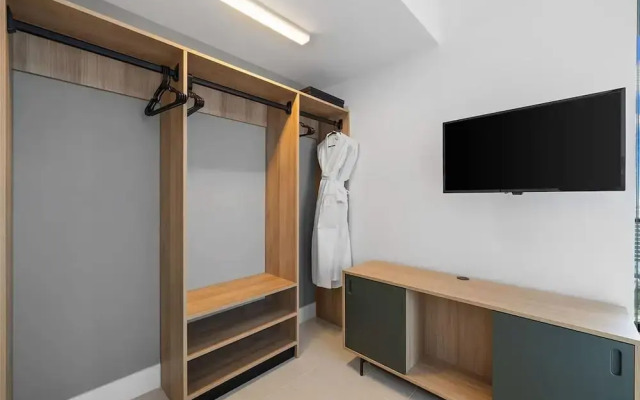 Luxury 2br-2bth Balcony Pool