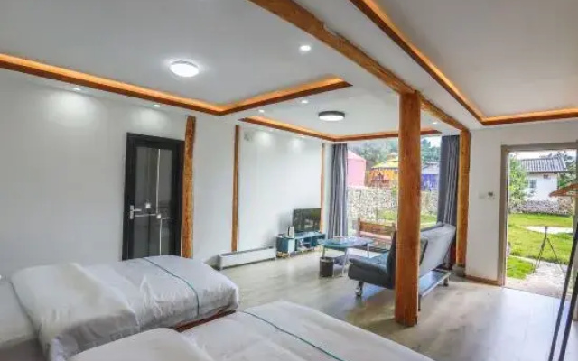 Shiwai Taoyuan Inn RV Camp(玉龙世外桃源客栈房车营地)