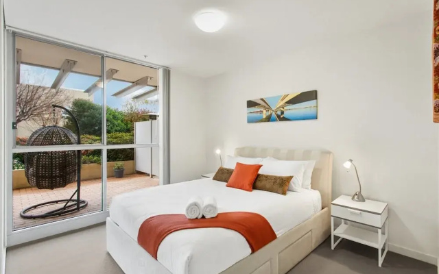 Madecomfy Spacious Canberra Living With Courtyard