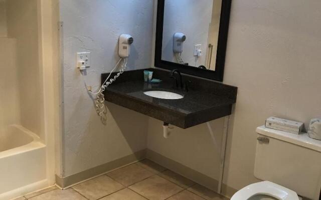 Pictured Rocks Inn & Suites