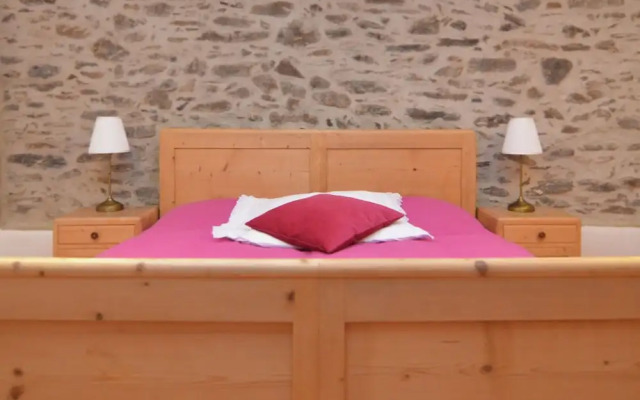 Sunny Holiday Home Near the Forest