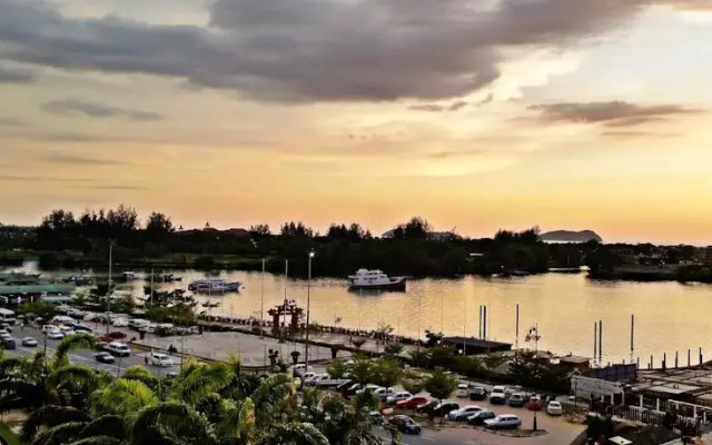 Waterfront Holiday Suites @ Marina Court Resort Kota Kinabalu