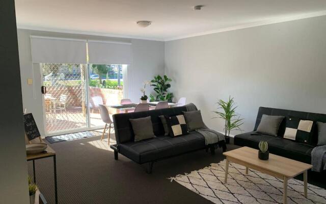 Cozy 3BR Townhouse in Liverpool CBD with parking