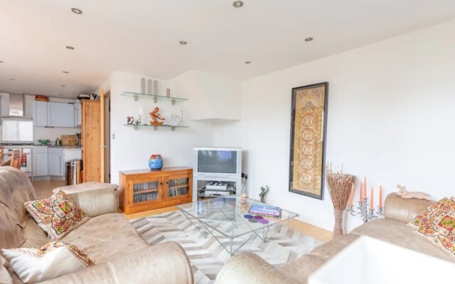 Spacious 2 Bedroom Apartment in Converted Warehouse in Brixton