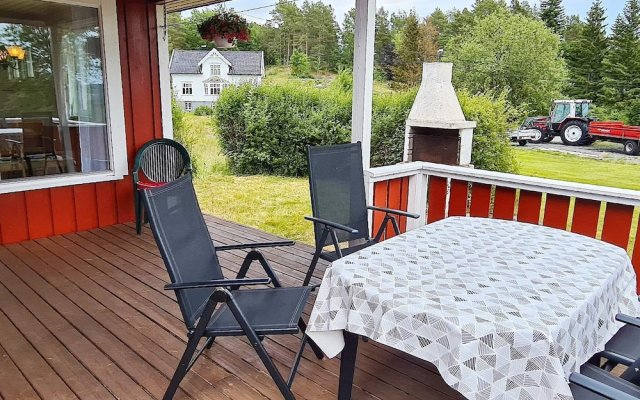 10 Person Holiday Home in Staubø