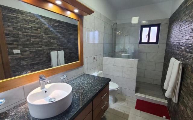 Bachelor s Heaven - Private and Spacious