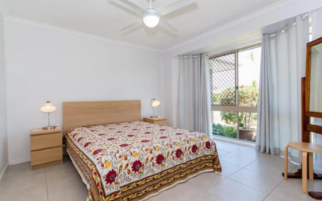 Lowset home on the canal - Dolphin Dr, Bongaree