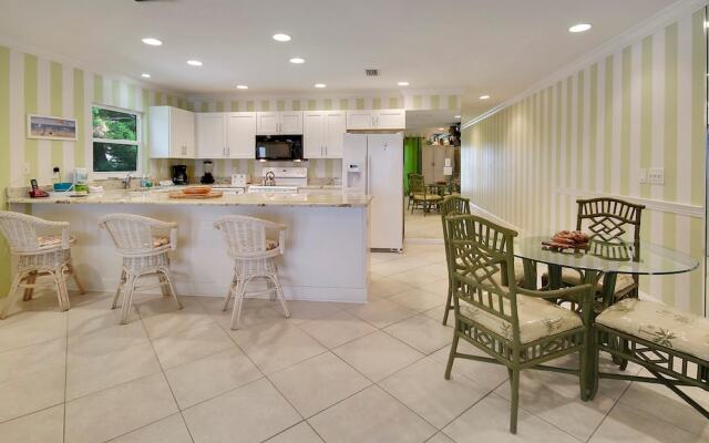 Sunset Villas 4 Awesome Views/2 Balconies/pool/deck/bbq!