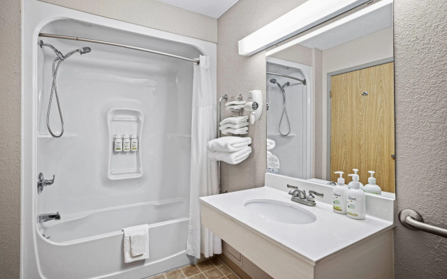 Days Inn & Suites by Wyndham Winkler