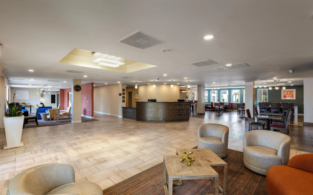 Orangewood Inn & Suites Kansas City Airport