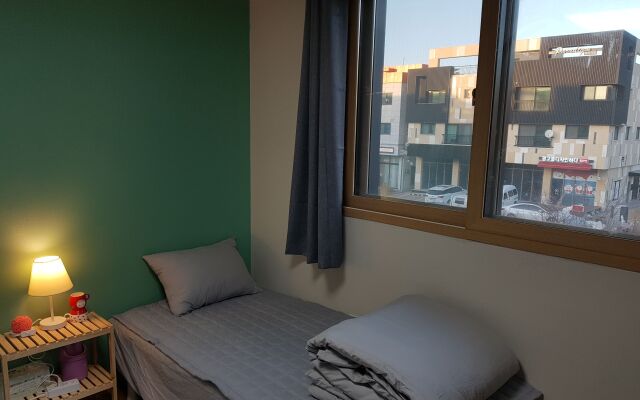 Buzz Guest House - Hostel