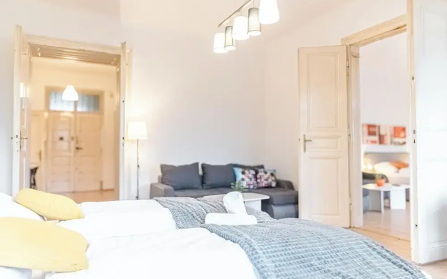 Quick Center Access 2BR Apt For Groups