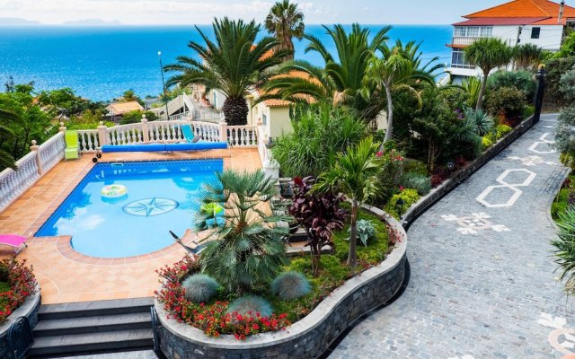 Apartment with One Bedroom in Caniço, with Pool Access, Enclosed Garden And Wifi - 1 Km From the Beach