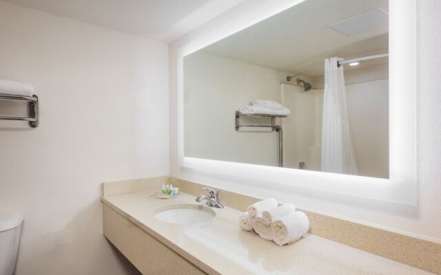 Holiday Inn St. Louis West Six Flags by IHG