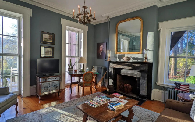 Cromwell Manor Inn