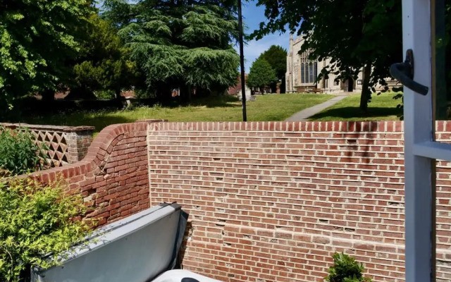 Executive Suite With Private Hot Tub Skytv