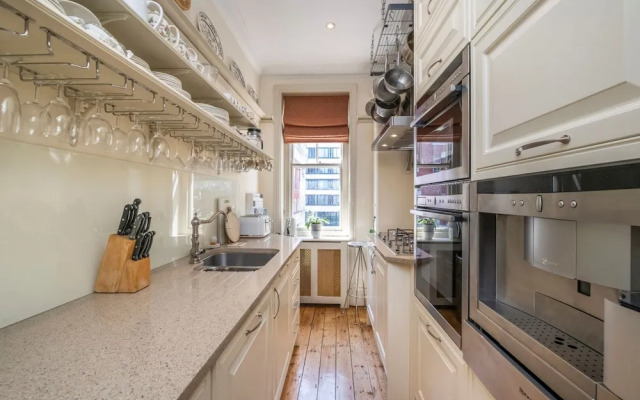 The Grand Old Boy - Marylebone - by Frankie Says