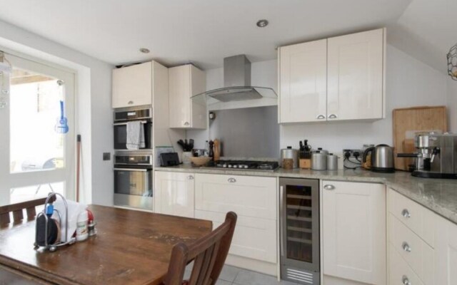 NEW Charming 1BD House With Patio in London