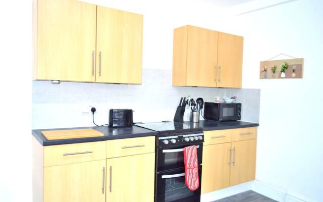 Beautiful Two-bed Apartment With Driveway Parking