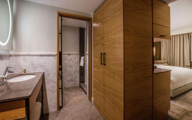 Lincoln Plaza London, Curio Collection by Hilton