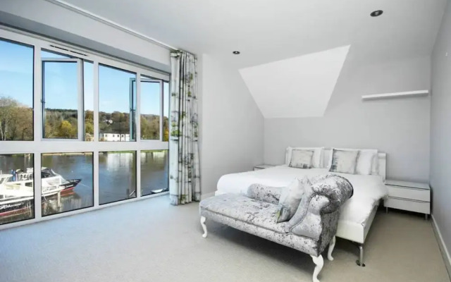 The Oars - Riverfront Property - From 300 Per Night