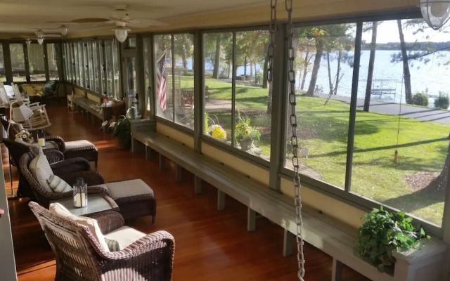Lake Ripley Lodge w Lake Front Rooms, Grand Porch, Kayaks & Paddleboard