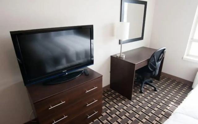 Stoughton Western Star Inn & Suites