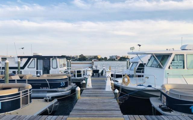 Harbor Houseboat