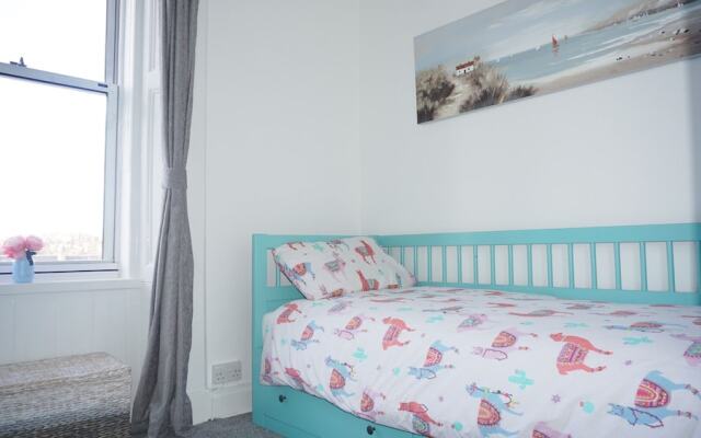 2 Bedroom Flat in Edinburgh With Free Parking
