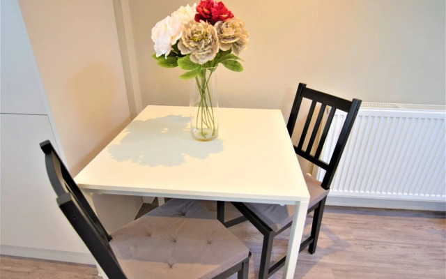 Modern two Bedroom Next TO Brighton Station