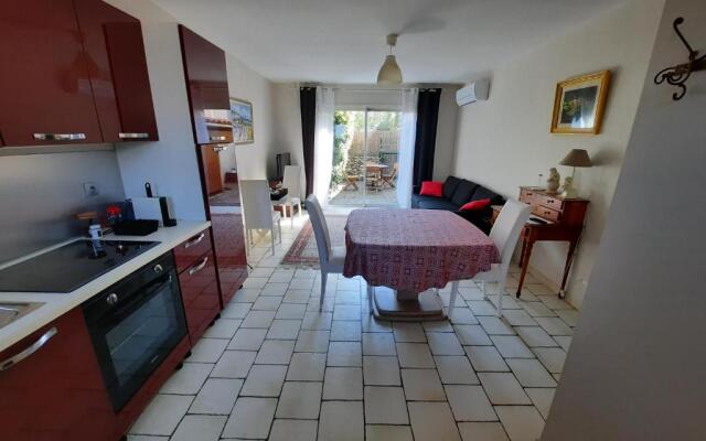 Coquet T2 ,terrasse,parking ,4 kms d Avignon
