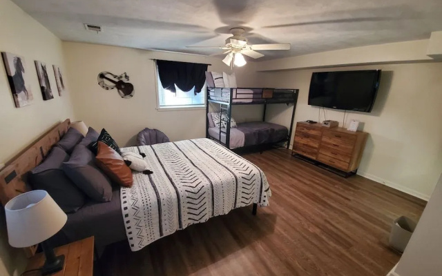 Andrea Abode 5 Bedroom Home by RedAwning