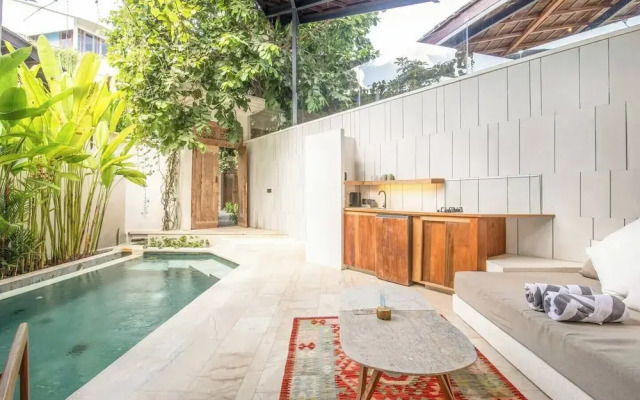 Contemporary 2-br Art Deco Villa, 800m to Beach