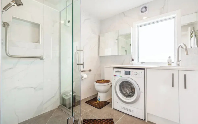 Spacious, Freshly Renovated 3Br Ellerslie Unit!