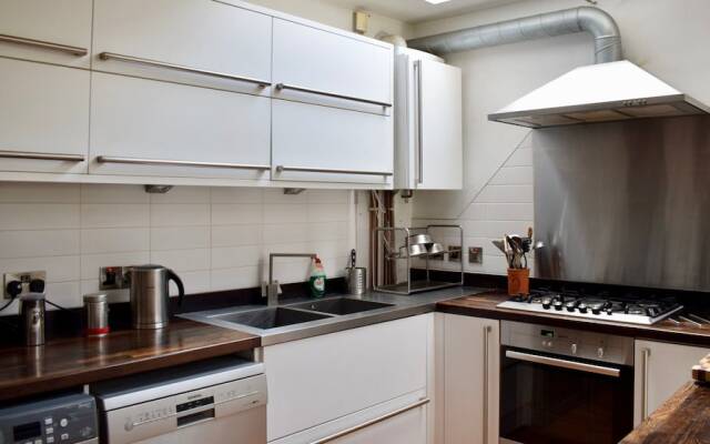 2 Bedroom Flat in Brockley With Garden