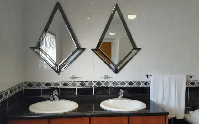 Savoy Lodge With Breakfast Included - Budget Triple Room 3