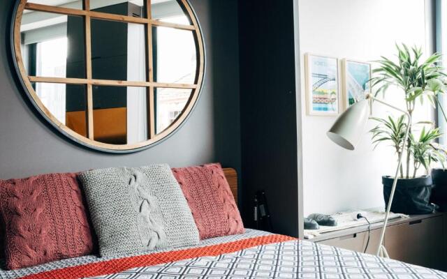 HOMEinTOWN Camoes - Downtown Elegant Studio AC & WIFI