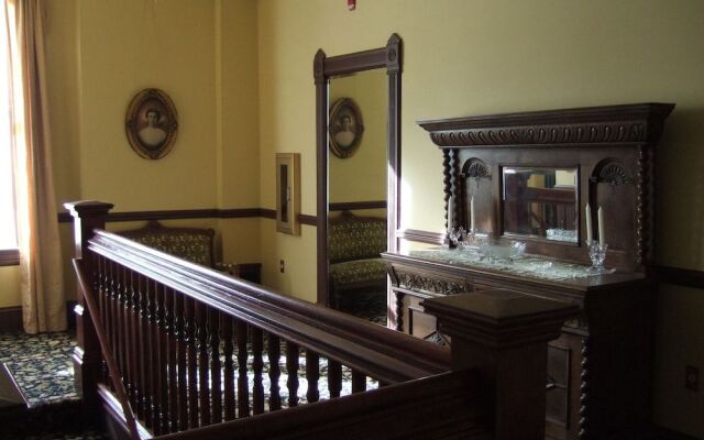 Martin & Mason Hotel