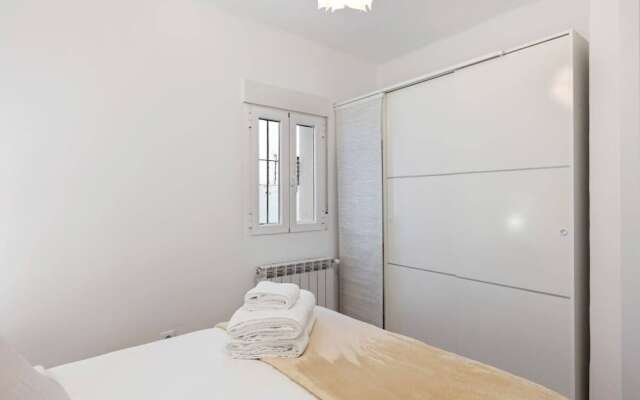 Bright & Modern Two Bed Apartment in Madrid