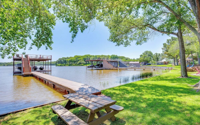 Views & Private Dock: Lakefront Eustace House!