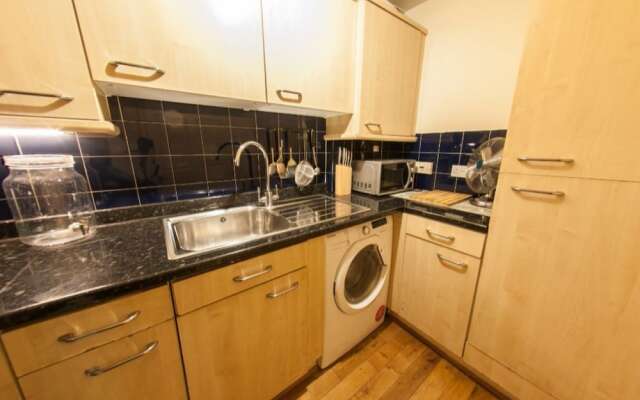 Quiet, Cozy 1BR Flat for 2 in Earls Court