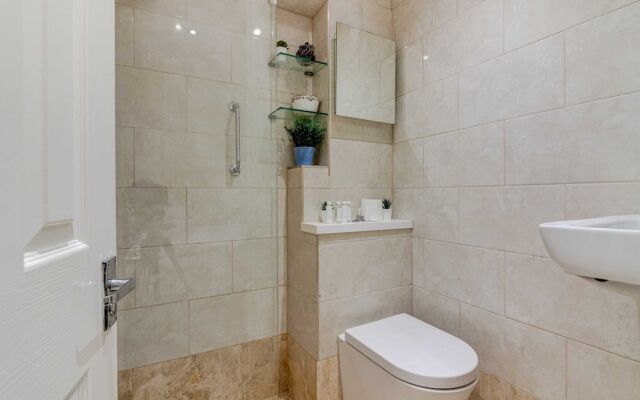 Stylish Chiswick Park Apartment