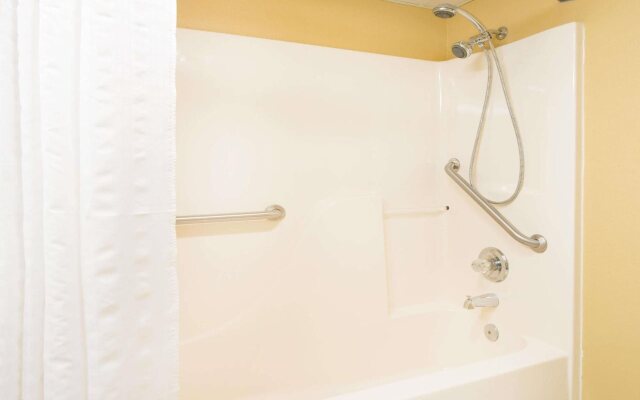 Super 8 By Wyndham Lamar