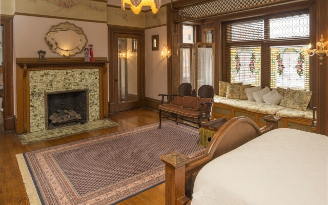 The Parador Inn