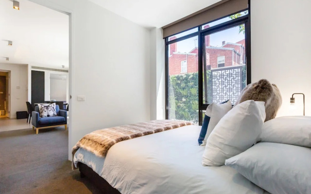 Rosa, 2BDR Richmond Apartment