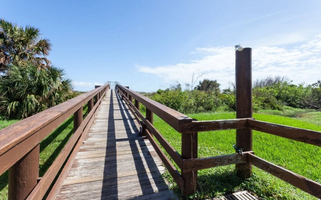 Ocean & Racquet 2303 by Vtrips