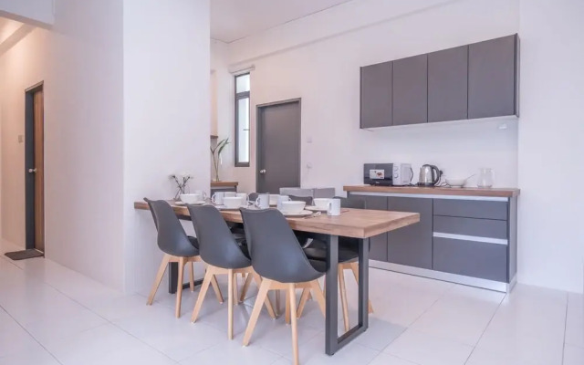 Oyo Home 89600 Marvelous 3Br Imperio