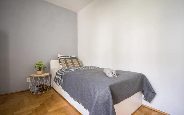 oompH Warsaw Central 3-bedroom Flat