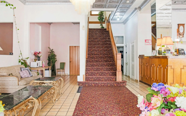 OYO Cameron Historic Hotel Brownsville I-69E